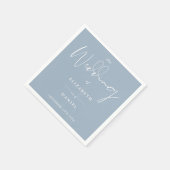 Elegante moderne Script Dusty Blue Wedding Serviette (Ecke)