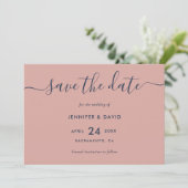 Elegante moderne Script Navy Blue and Blush Weddin Save The Date (Stehend Vorderseite)