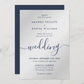 Elegante moderne Script Navy Blue und Silver Weddi Einladung (Vorne/Hinten)