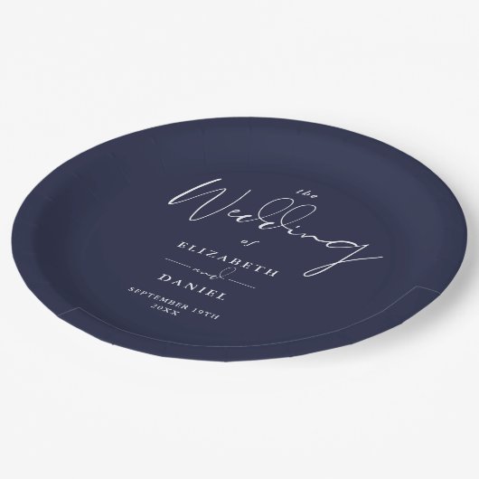 Elegante moderne Script Navy Blue Wedding Pappteller (Schrägansicht)
