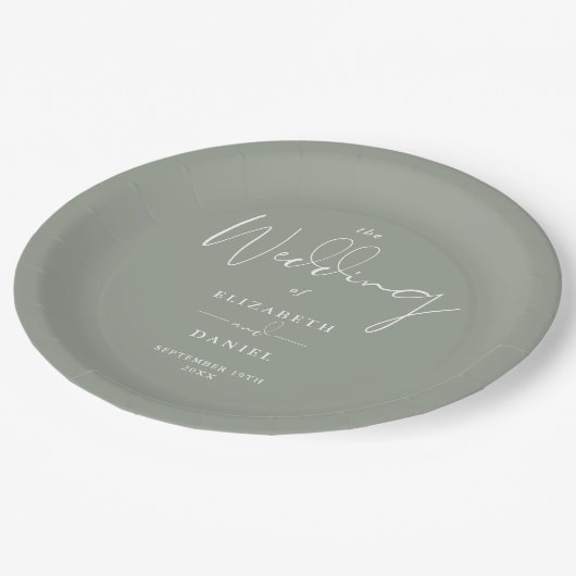 Elegante moderne Script Sage Green Wedding Pappteller (Schrägansicht)