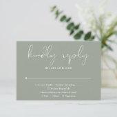 Elegante moderne Script Sage Green Wedding RSVP Karte (Stehend Vorderseite)