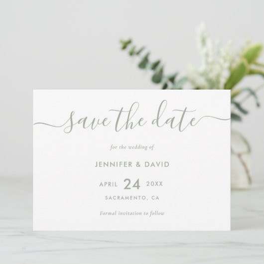 Elegante moderne Script Sage Green Wedding Save The Date (Stehend Vorderseite)