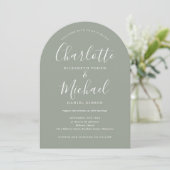 Elegante Moderne Signature Sage Green Arch Wedding Einladung (Stehend Vorderseite)