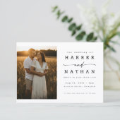 Elegante moderne Skript-Foto-QR-Code-Hochzeit Einladung (Stehend Vorderseite)