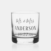 Elegante moderne Typografie Mr. und Mrs. Wedding Whiskyglas (Vorderseite)