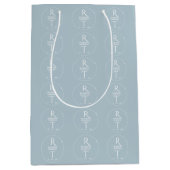 Elegante, moderne White Gray Monogram Wedding Mittlere Geschenktüte (Vorderseite)