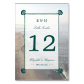 Elegante Mongram & Aquamarin Scallop Beach Hochzei Tischnummer (Rückseite)
