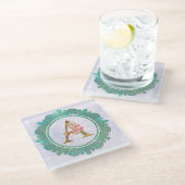 Elegante Monogram Anfangsbuchstaben mit Mandala Glasuntersetzer (Schrägansicht)