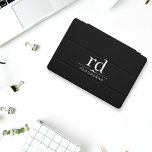 Elegante Monogram Black and White Trauzeugen Gift iPad Pro Cover<br><div class="desc">Sie suchen ein praktisches und stilvolles Geschenk für Trauzeugen? Sehen Sie sich nur dieses ausgeklügelte iPad Cover mit Schwarz/Weiß Classic Monogram Initials an. Das elegante Design und die hochwertigen Materialien machen es zu einem perfekten Ergänzung zu jedem Arbeitsplatz oder Reisetasche. Egal ob Sie die perfekte Ergänzung zu einem Trauzeuge-Angebot suchen...</div>