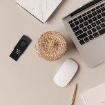 Elegante Monogram Black and White Trauzeugen Gift USB Stick<br><div class="desc">Mit unserem eleganten und praktischen USB-Flash-Laufwerk, dem perfekten Zusatz zu Ihrem Trauzeugen-Kasten, stellen wir Ihnen das neue Modell vor. Dieses USB-Laufwerk wurde mit einem einfachen, klassischen Schwarz-Weiß-Farbschema konzipiert und verfügt über ein klassisches Monogram-Initialdesign, das eine persönliche Touch zu Ihrem Geschenk hinzufügt. Mit seinem kompakten und portablen Design kann dieser USB...</div>