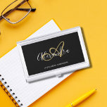 Elegante Monogram Black Gold Script Name Visitenkarten Dose<br><div class="desc">Personalisieren Sie Ihre schöne elegante Monogram Black Script Name Business Card Fall! Falls Sie Hilfe benötigen,  lass uns bitte unter belytaliarecipes@gmail.com und wir helfen Ihnen gerne weiter.© Belytalia 2022</div>