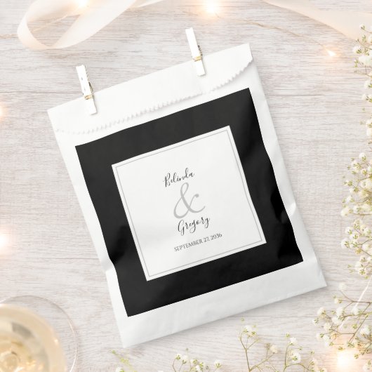 Elegante Monogram Black & White Wedding Geschenktütchen (Ausgeschnitten)