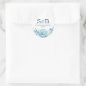 Elegante Monogram Blue Floral Wedding Runder Aufkleber (Tasche)