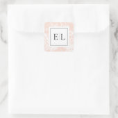 Elegante Monogram Blush Floral Wedding Quadratischer Aufkleber (Tasche)
