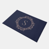 Elegante Monogram Blush Navy Fußmatte (Schrägansicht)