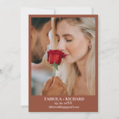 Elegante Monogram Burnt Orange Wildblume Wedding Einladung (Rückseite)