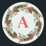 Elegante Monogram Christmas Cones Wreath Runder Aufkleber<br><div class="desc">Ein elegantes Weihnachtskraut-Monogramm mit grünen Blätter,  Kiefergesteinen und roten Beeren. Es kann mit Ihrem bevorzugten Anfangsbuchstaben angepasst werden.</div>