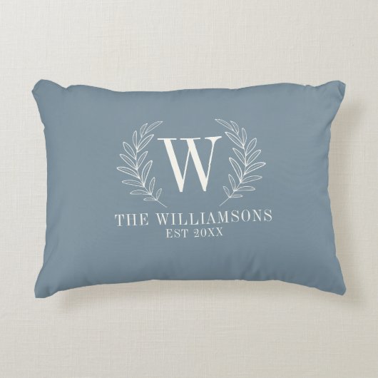 Elegante Monogram Dusty Blue Familienname Dekokissen (Vorderseite)