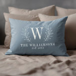 Elegante Monogram Dusty Blue Familienname Dekokissen<br><div class="desc">Dieses blaue und weiße Kissen ist mit einem Lorbeerblatt Monogramm, Ihrem Namen und Ihrem Hochzeitstag dekoriert. Eine gemütliche Ergänzung zu Ihrer Wohngestaltung. Es ist ein idealer Ort für Hochzeiten und Jubiläen. Personalisieren Sie es mit Ihrem Anfangs-, Namen- und Hochzeitsdatum. Es gibt eine Vielzahl von Farben. Entworfen für Sie von BlackBerry...</div>