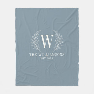 Elegante Monogram Dusty Blue Familienname Fleecedecke