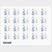 Elegante Monogram Dusty Blue Floral Wedding Quadratischer Aufkleber (Blatt)