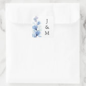 Elegante Monogram Dusty Blue Floral Wedding Quadratischer Aufkleber (Tasche)