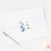 Elegante Monogram Dusty Blue Floral Wedding Quadratischer Aufkleber (Umschlag)