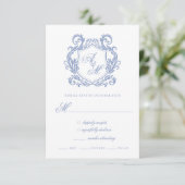 Elegante Monogram Dusty Blue Wappen Wedding RSVP Karte (Stehend Vorderseite)