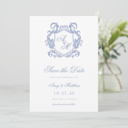 Elegante Monogram Dusty Blue Wappen Wedding Save The Date (Stehend Vorderseite)