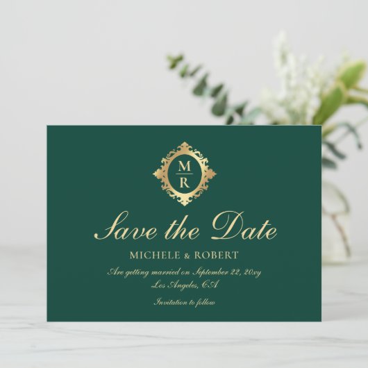 Elegante Monogram Emerald Green Gold Wedding Save The Date (Stehend Vorderseite)