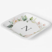 Elegante Monogram Floral Pink Blush Hochzeitsstimm Pappteller (Gewinkelt)