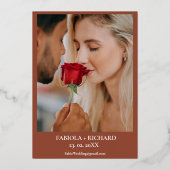 Elegante Monogram Foto Wildblume Wedding Folieneinladung (Rückseite)