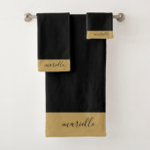 Elegante Monogram Gold Script Black Badhandtuch Set (Insitu)