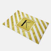 Elegante Monogram Gold Stripes Fußmatte (Schrägansicht)