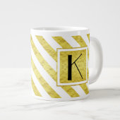 Elegante Monogram Gold Stripes Jumbo-Tasse (Vorderseite Rechts)