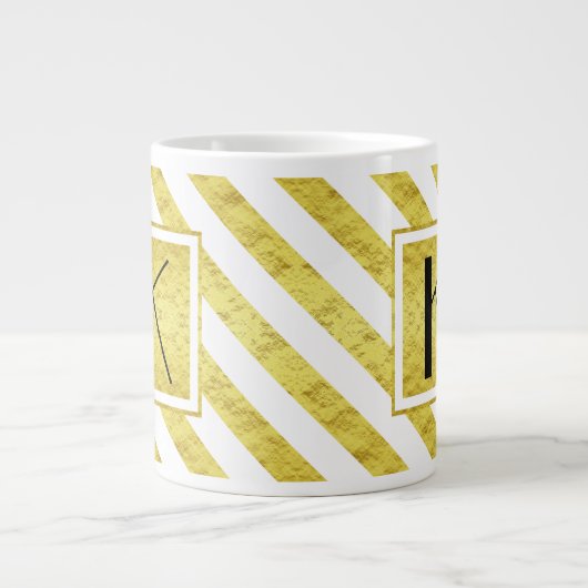 Elegante Monogram Gold Stripes Jumbo-Tasse (Vorderseite)