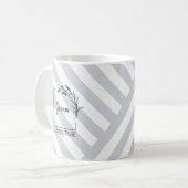 Elegante Monogram Graue Stripte Tasse (Vorderseite Links)