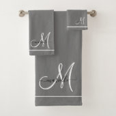 Elegante Monogram, Gray White Script Name Badhandtuch Set (Insitu)