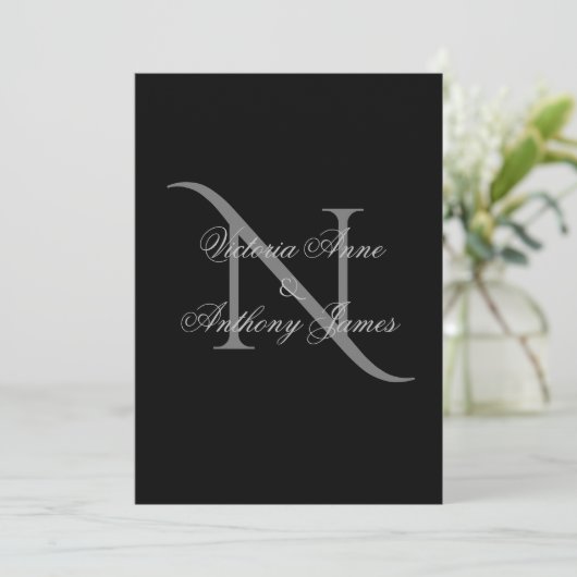 Elegante Monogram Initial Black Wedding Einladung (Stehend Vorderseite)