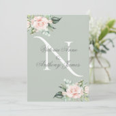 Elegante Monogram Initial Floral Sage Green Weddin Einladung (Stehend Vorderseite)