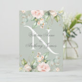 Elegante Monogram Initial Floral Sage Green Weddin Einladung (Stehend Vorderseite)