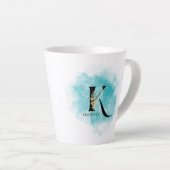 Elegante Monogram Letter K Aquamarin Gold Blume Milchtasse (Rechte Ecke)