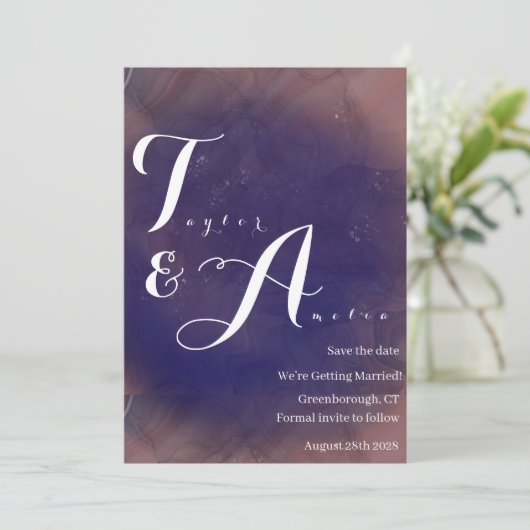 Elegante Monogram Lila Wedding Save The Date (Stehend Vorderseite)