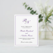 Elegante Monogram Lila Wedding Save the Date Ankündigungspostkarte (Stehend Vorderseite)