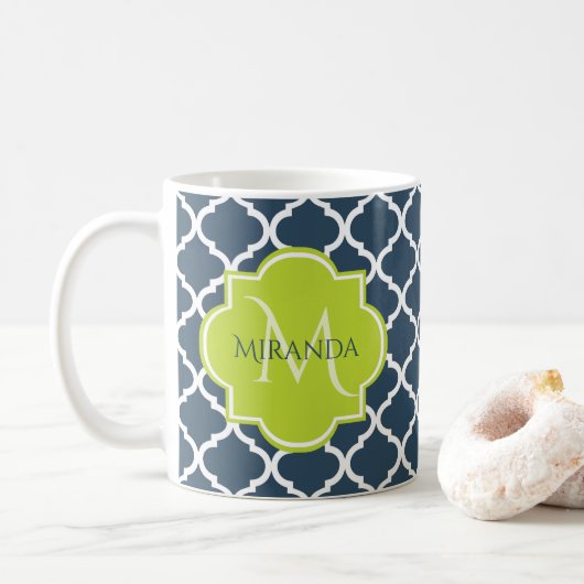Elegante Monogram Navy Green Quatrefolie und Name Kaffeetasse (Mit Donut)