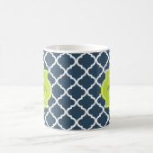 Elegante Monogram Navy Green Quatrefolie und Name Kaffeetasse (Mittel)
