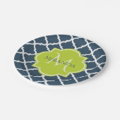 Elegante Monogram Navy Green Quatrefolie und Name Pappteller (Schrägansicht)