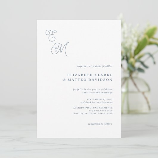 Elegante Monogram Script Dusty Blue Wedding Einladung (Stehend Vorderseite)