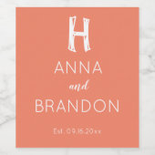 Elegante Monogram Script Name Modern Wedding Coral Weinetikett (Einzelnes Label)